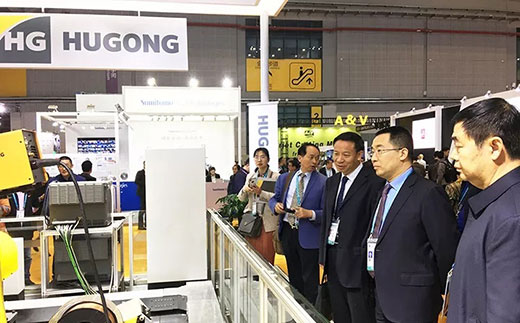 河南省鶴壁市市長蒞臨滬工意大利CEA展位 河南省鶴壁市市長蒞臨滬工意大利CEA展位